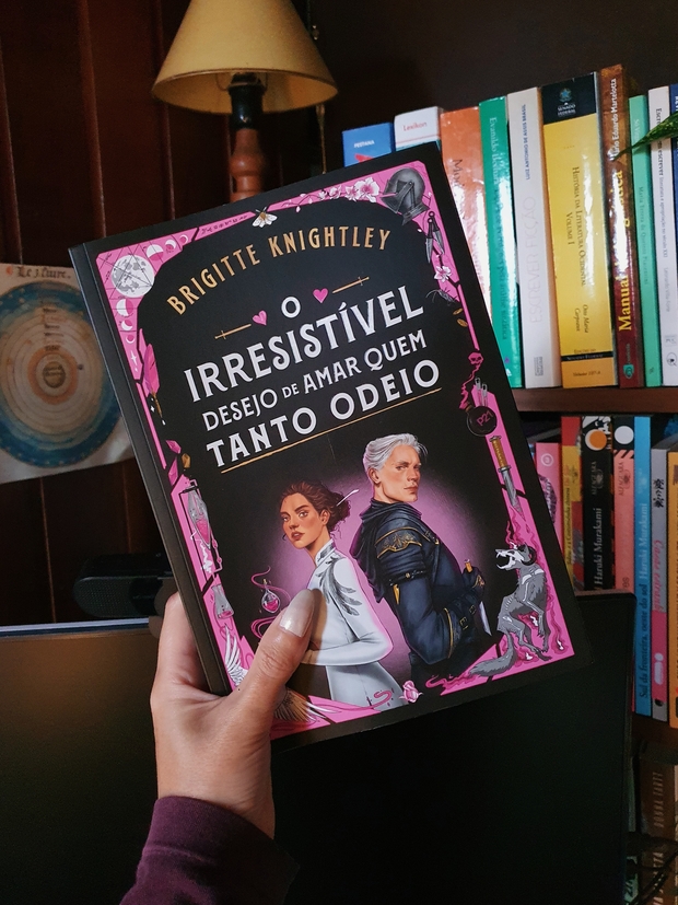  Capa do livro O irresistível desejo de amar quem tanto odeio, da autora Brigitte Knightley.